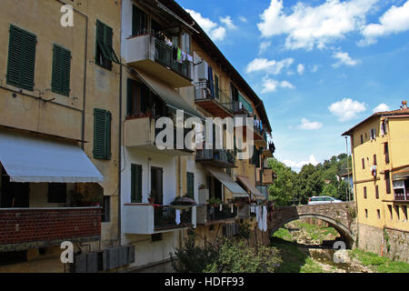 Maisons typiquement italien à Greve in Chianti, Toscane avec une laverie sur les balcons suspendus Banque D'Images