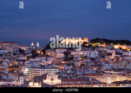 Vue depuis le Miradouro de São Pedro de Alcantara dans le Bairro Alto à l'Castelo do Sao Jorge, Lisbonne, Portugal, Europe Banque D'Images