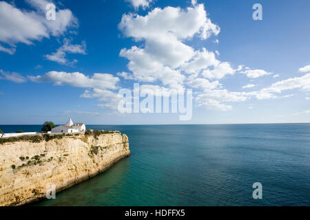 Capela de Nossa Senhora da Rocha entre Praia Senhora da Rocha et Praia Nova, Algarve, Portugal, Europe Banque D'Images