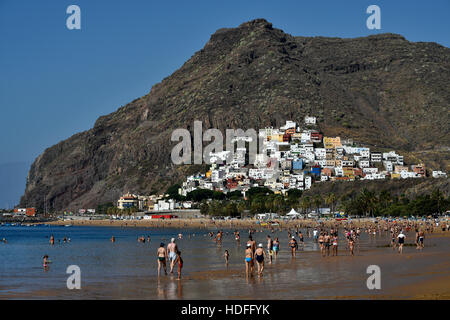 Les touristes sur la plage, Playa de Las Teresitas, El Roque, San Andres, Tenerife, Canaries, Espagne Banque D'Images