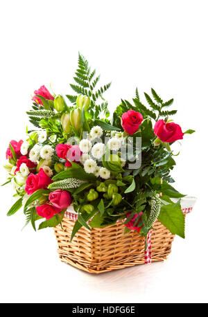 Bouquet avec différentes sortes de fleurs dans un panier au-dessus de white Banque D'Images