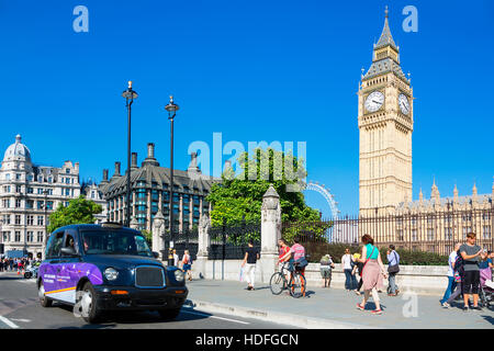 Londres, Royaume-Uni - circulation autour de maisons du Parlement Banque D'Images
