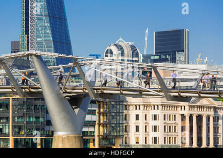 Londres, Royaume-Uni. Les touristes sur une plage de galets par Thames avec Millennium Bridge et sur les toits de la ville Banque D'Images
