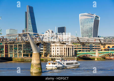 Londres, Royaume-Uni, les touristes à Pebble beach par Thames avec Millennium Bridge et sur les toits de la ville Banque D'Images