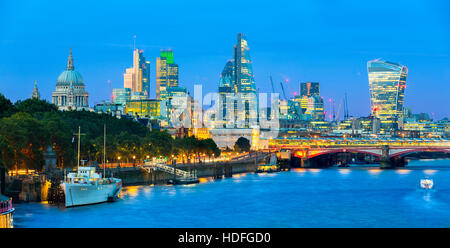 La ville de Londres au crépuscule avec plus de bâtiments urbains Thames River Banque D'Images