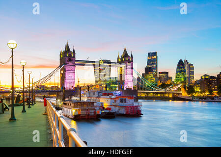 Un beau crépuscule vue en temps réel de Tower Bridge et de la Tamise à Londres, le quartier financier avec en arrière-plan Banque D'Images