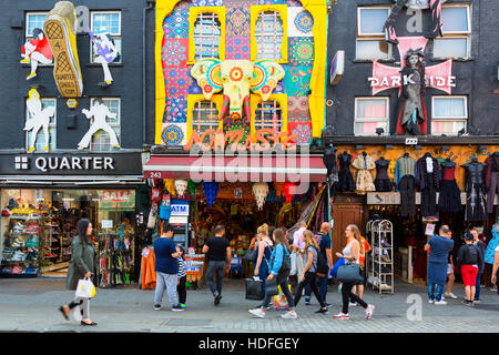 LONDON, Royaume-uni Camden Lock Bridge, célèbre la culture alternative boutiques dans Camden Town, à Londres. Les marchés de Camden Town Banque D'Images