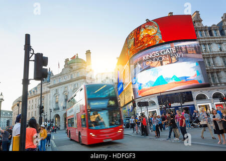 LONDON - Piccadilly Circus junction fréquentés par les gens à Londres, au Royaume-Uni. C'est une jonction de route et de l'espace public de Londres Banque D'Images