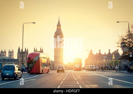 Londres, Royaume-Uni, palais de Westminster et Big Ben et le trafic sur le pont de Westminster en premier plan Banque D'Images