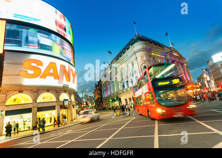 LONDON - Piccadilly Circus junction fréquentés par les gens à Londres, au Royaume-Uni. C'est une jonction de route et de l'espace public de Londres Banque D'Images