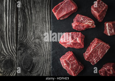 Les tranches de boeuf Angus à la pierre noire sur la table en bois l'horizontale Banque D'Images