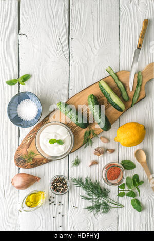 Ingrédients pour la préparation du livre blanc sur le tzatziki table verticale Banque D'Images