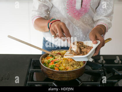 Jeune femme indienne dans une cuisine la préparation des aliments ayurvédique Banque D'Images