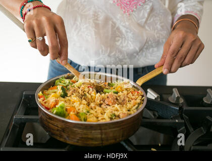 Jeune femme indienne dans une cuisine la préparation des aliments ayurvédique Banque D'Images