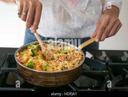 Jeune femme indienne dans une cuisine la préparation des aliments ayurvédique Banque D'Images