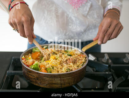 Jeune femme indienne dans une cuisine la préparation des aliments ayurvédique Banque D'Images