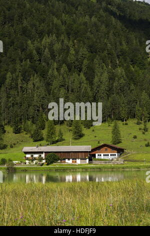 Lac Pillersee avec ferme à Sankt Ulrich am Pillersee, Autriche Banque D'Images