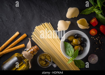 Ensemble de cuisine italienne sur la vue de dessus de table en pierre noire Banque D'Images