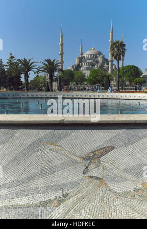 Istanbul, Turquie avec la basilique Sainte-Sophie en arrière-plan et une fontaine entourée d'un fervent de mosaïque sur le devant. Banque D'Images