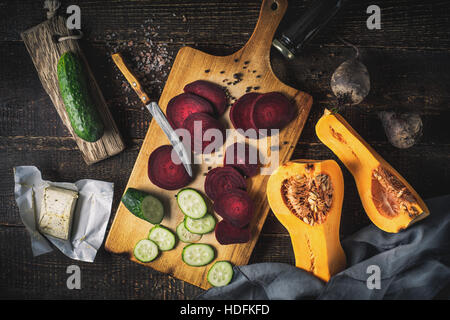 La betterave en tranches avec des légumes sur la table en bois Vue de dessus Banque D'Images