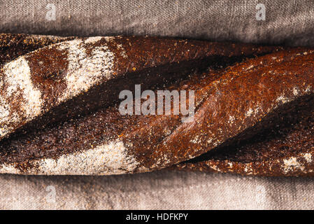 Baguette sur la serviette gris close-up Banque D'Images