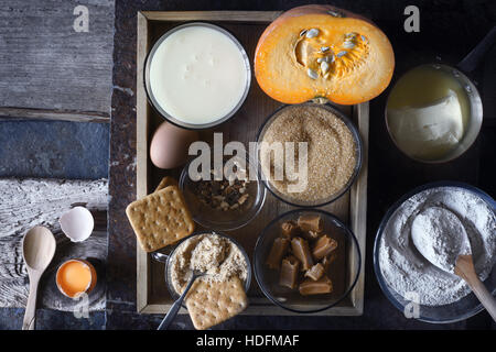 Ingrédients pour gâteau sur le dump de citrouille dark old contexte Vue d'en haut Banque D'Images