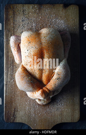 Matières jour de Thanksgiving Turquie avec des épices sur la planche de bois Vue de dessus Banque D'Images