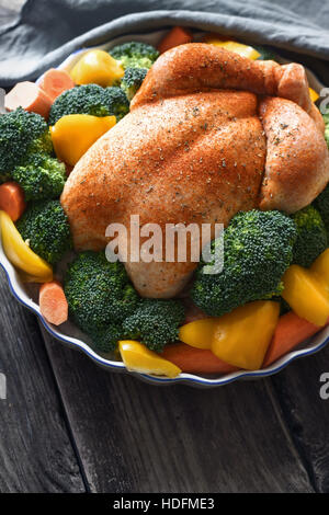 Dinde de Thanksgiving avec des épices et des légumes sur la table en bois à la verticale Banque D'Images