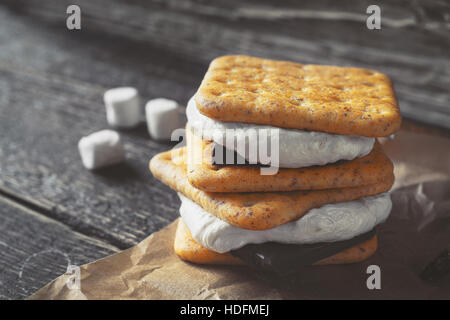 Smores horizontale sur la table en bois Banque D'Images