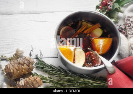 Vin chaud avec des épices et des fruits dans le pot l'horizontale Banque D'Images