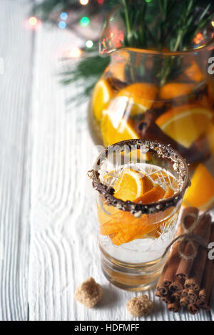 Cocktail d'agrumes dans le verre décoré en bois blanc sur la table verticale Banque D'Images