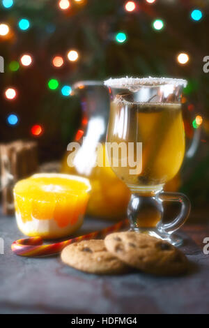 Poinçon d'agrumes dans le verre sur la table sombre avec des décorations de Noël Banque D'Images