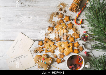 Arbre de Noël par les cookies et la cannelle avec les attributs de Noël sur la table en bois blanc Vue de dessus Banque D'Images