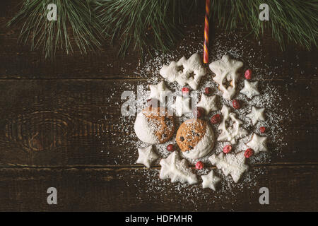 Boule de Noël faite par les cookies et les baies sur le fond en vue d'en haut Banque D'Images