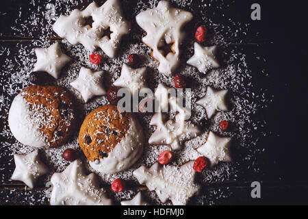 Boule de Noël faite par les cookies et les baies sur le fond en bois Banque D'Images