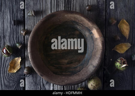 Ancienne plaque de bois et l'automne des cadeaux sur la table en bois Vue de dessus Banque D'Images