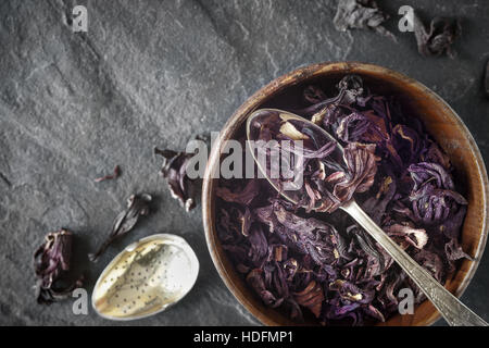 Hibiscus tea dans le bol en bois sur la pierre sombre vue de dessus d'arrière-plan Banque D'Images