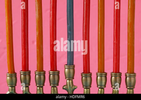 Hanukkah menorah avec des bougies sur le fond rose Banque D'Images