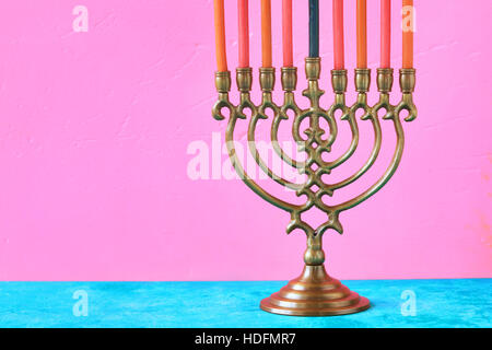 Hanukkah menorah avec bougies sur fond rose l'horizontale Banque D'Images