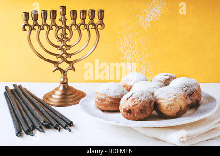 Hanukkah menorah et sufganiot sur la table horizontale Banque D'Images