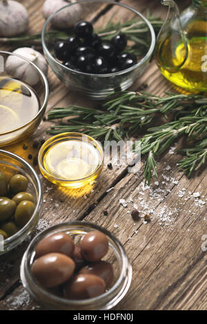 Olives à l'assaisonnement différentes sur la table en bois Banque D'Images