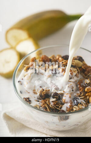 L'ajout de yaourt vertical granola Banque D'Images