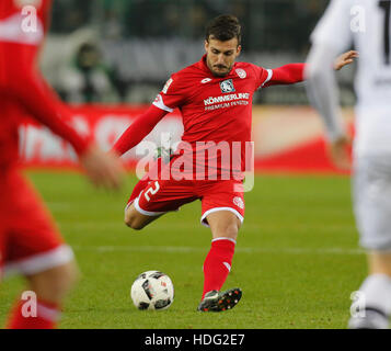 Moenchengladbach, Allemagne. Dec 11, 2016. Journée de Bundesliga Borussia Moenchengladbach, 14 - 1. FSV Mainz 05 : Giulio Donati (Mainz) schiesst. Credit : Juergen Schwarz/Alamy Live News Banque D'Images