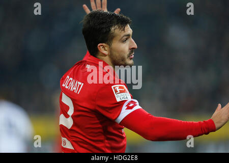 Moenchengladbach, Allemagne. Dec 11, 2016. Journée de Bundesliga Borussia Moenchengladbach, 14 - 1. FSV Mainz 05 : Giulio Donati (Mainz) les gestes. Credit : Juergen Schwarz/Alamy Live News Banque D'Images