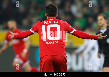 Moenchengladbach, Allemagne. Dec 11, 2016. Journée de Bundesliga Borussia Moenchengladbach, 14 - 1. FSV Mainz 05 : Yunus Malli (Mainz) les gestes. Credit : Juergen Schwarz/Alamy Live News Banque D'Images