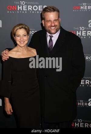 New York, USA. Dec 11, 2016. L'actrice EDIE FALCO et STEPHEN WALLEM assister à la 10e édition de la "CNN Heroes : An All-Star Tribute' qui s'est tenue au Musée Américain d'Histoire Naturelle. Credit : Nancy/Kaszerman ZUMA Wire/Alamy Live News Banque D'Images