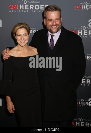 New York, USA. Dec 11, 2016. L'actrice EDIE FALCO et STEPHEN WALLEM assister à la 10e édition de la "CNN Heroes : An All-Star Tribute' qui s'est tenue au Musée Américain d'Histoire Naturelle. Credit : Nancy/Kaszerman ZUMA Wire/Alamy Live News Banque D'Images