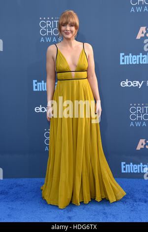 Santa Monica, Californie, USA. Dec 11, 2016. Bryce Dallas Howard arrive pour la 22e Critics' Choice Awards à Barker Hanger. Credit : Lisa O'Connor/ZUMA/Alamy Fil Live News Banque D'Images