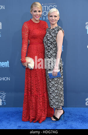 11 décembre 2016 - Santa Monica, Californie, États-Unis - Busy Philipps et Michelle Williams arrive pour la 22e Critics' Choice Awards à Barker Hanger. (Crédit Image : © Lisa O'Connor via Zuma sur le fil) Banque D'Images