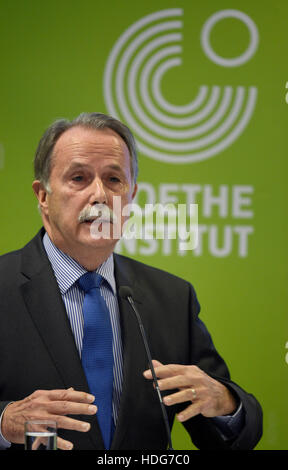 Berlin, Allemagne. Dec 12, 2016. Klaus-Dieter Lehmann, Président de l'Institut Goethe parle au cours de la conférence de presse annuelle à Berlin, Allemagne, 12 décembre 2016. Photo : Rainer Jensen/dpa/Alamy Live News Banque D'Images